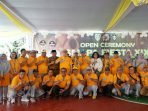 Gubernur dan Guru SMAN 4 Bengkulu Gubernur Bengkulu, Rohidin Mersyah dan Kepala Dikbud Bengkulu, Saidirman foto bersama kepala sekolah dan para guru SMAN 4 Kota Bengkulu pada acara pembukaan SMAPA Fiesta ke-19 dan HUT ke-40 SMAN tersebut.(Foto/Ist)