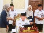 Isi pajak tahunan Gubernur Bengkulu, Rohidin Mersyah mengisi STP tahunan didampingi petugas pajak Pratama Bengkulu di Balai Semarak, Bengkulu.(Foto/Ist)
