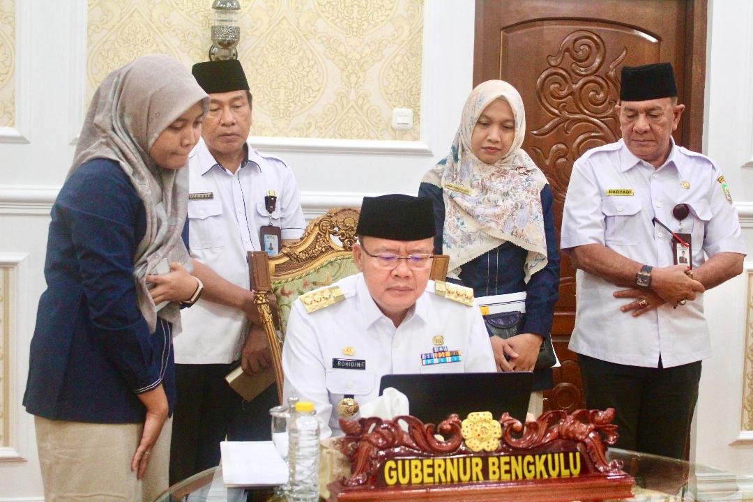 Gubernur Bengkulu, Rohidin Mersyah mengisi STP tahunan didampingi petugas pajak Pratama Bengkulu di Balai Semarak, Bengkulu.(Foto/Ist)