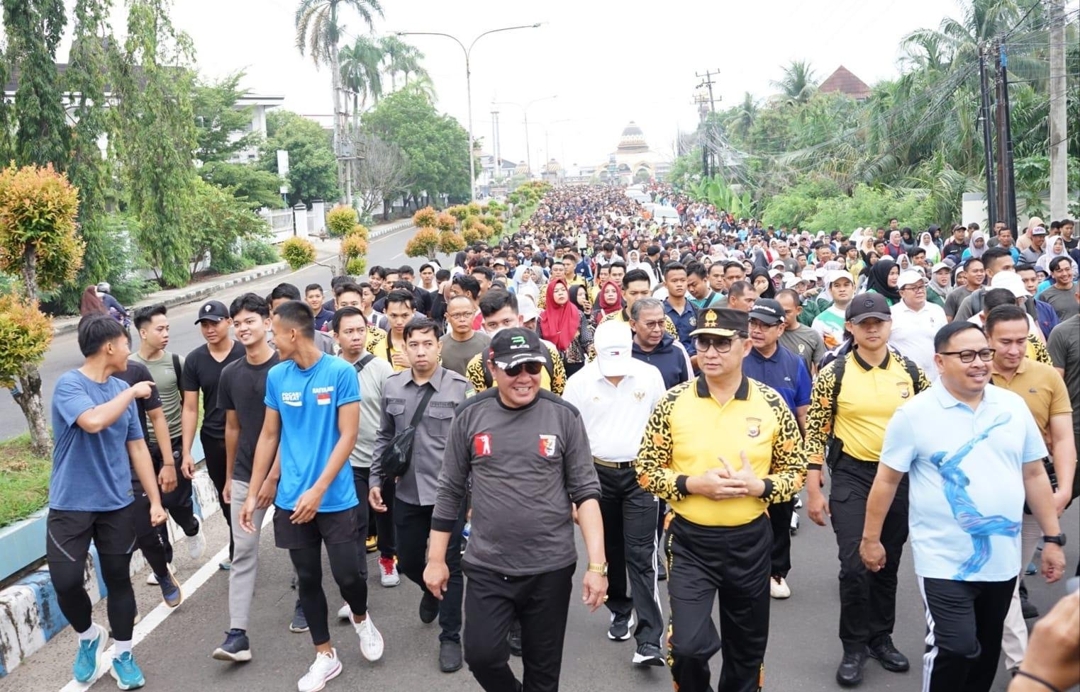 Jalan Santai Korem Wagub Bengkulu, Rosjonsyah (kiri), Kapolda Bengkulu, Irjen Pol Armed Wijaya dan Penjabat Wali Kota Bengkulu, Arief Gunadi (kiri) mengikuti jalan sehat memeriahkan HUT Korem 041 Bengkulu ke-78 tahun 2024.(Foto/Ist)