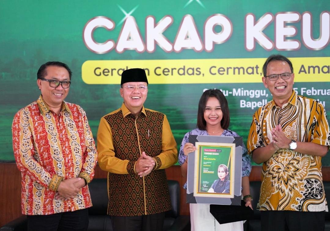 Gubernur Bengkulu, Rohidin Mersyah foto bersama Kepala OJK Bengkulu dan CEO Warta Ekonomi usai menjadi kaynote speaker seminar nasional Desaku Cakap Keuangan Bapelkes) Bengkulu.(Foto/Ist)