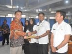 Plt Kepala Perwakilan BKKBN Provinsi Bengkulu, M.Iqbal Apriansyah penyerahan surat keputusan (SK) pegawai pindah antar instansi (PAI) formasi PLKB di wilayah kerja BKKBN Provinsi Bengkulu. Mereka ini akan ditempatkan di kabupaten dan kota di Provinsi Bengkulu.(Foto/Ist)