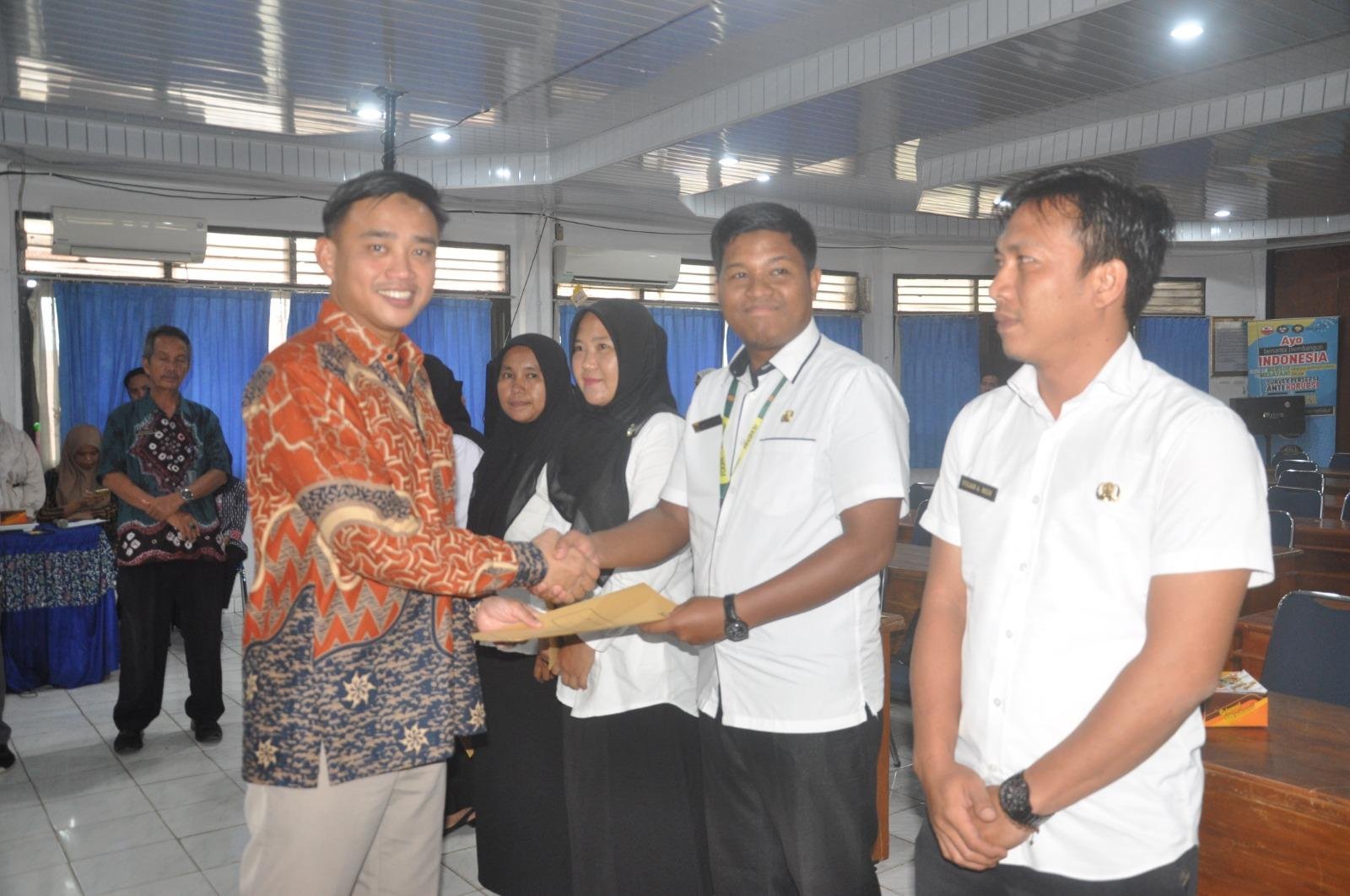 Plt Kepala Perwakilan BKKBN Provinsi Bengkulu, M.Iqbal Apriansyah penyerahan surat keputusan (SK) pegawai pindah antar instansi (PAI) formasi PLKB di wilayah kerja BKKBN Provinsi Bengkulu. Mereka ini akan ditempatkan di kabupaten dan kota di Provinsi Bengkulu.(Foto/Ist)