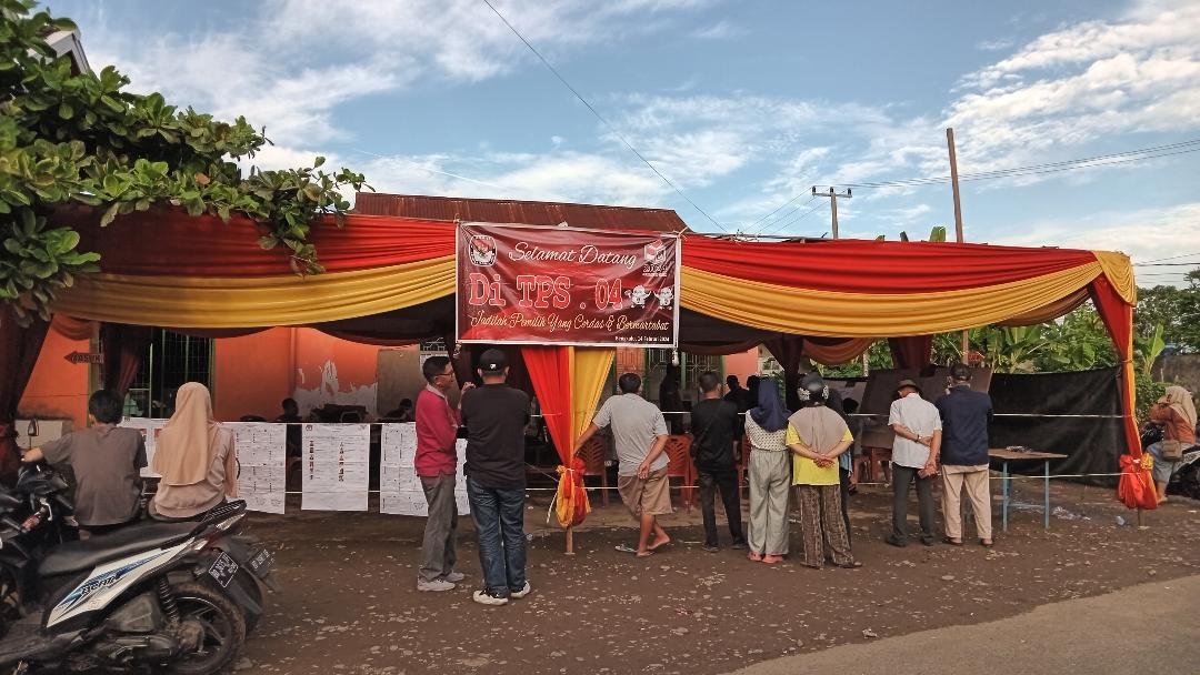 Masyarakat menyaksikan penghitungann pemutungan suara ulang (PSU) di TPS 4 Cempaka Permai, Kecamatan Gading Cempaka, Kota Bengkulu.(Foto HB/Usmin)