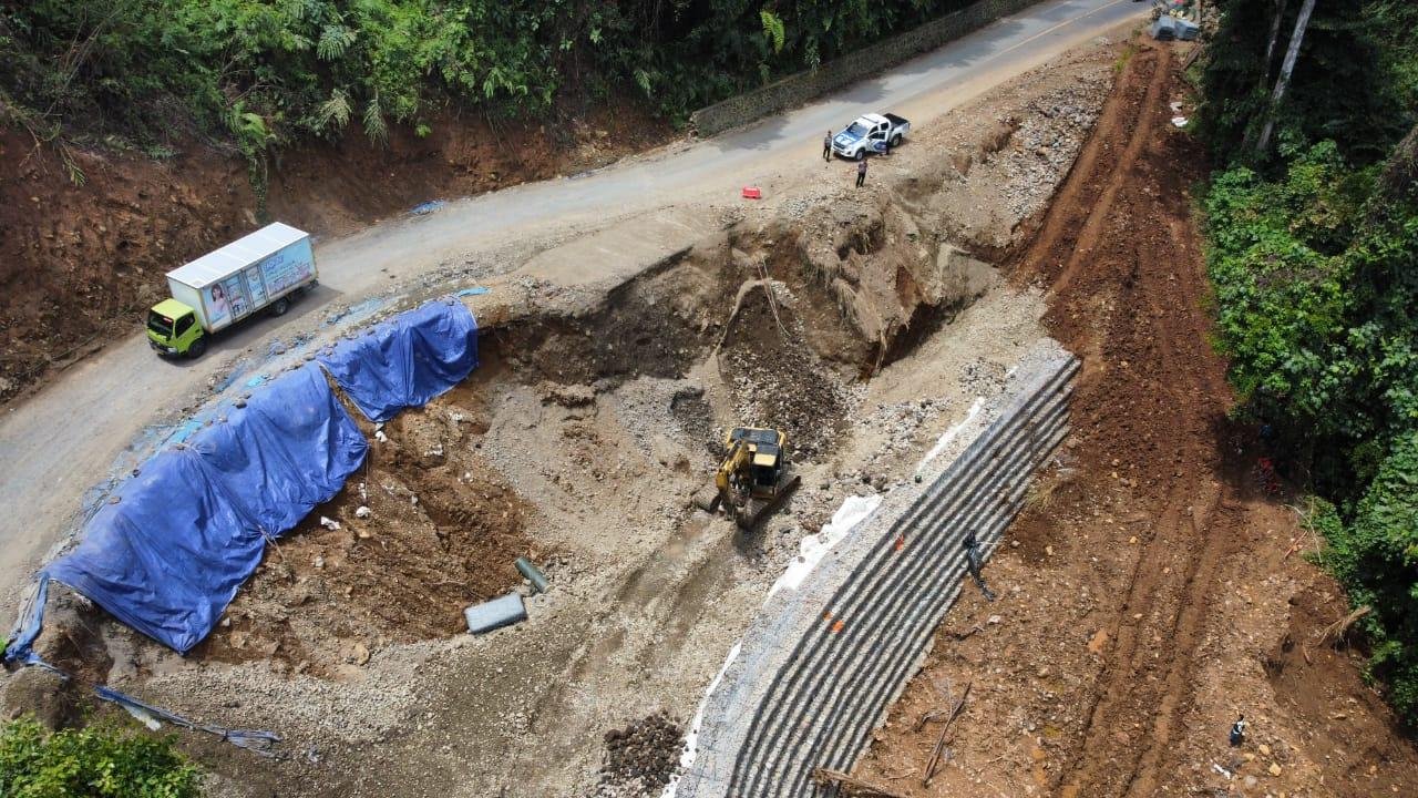 Pekerjaan Jalan Longsor Dikebut Perbaikan jalan longsor ruas Bengkulu-Kepahiang, persisnya di liku 9 Tabah Penanjung, Bengkulu Tengah pekerjaan dikebut agar arus mudik lebaran 2024 di jalur ini berjalan lancar dan aman.(Foto/Ist)