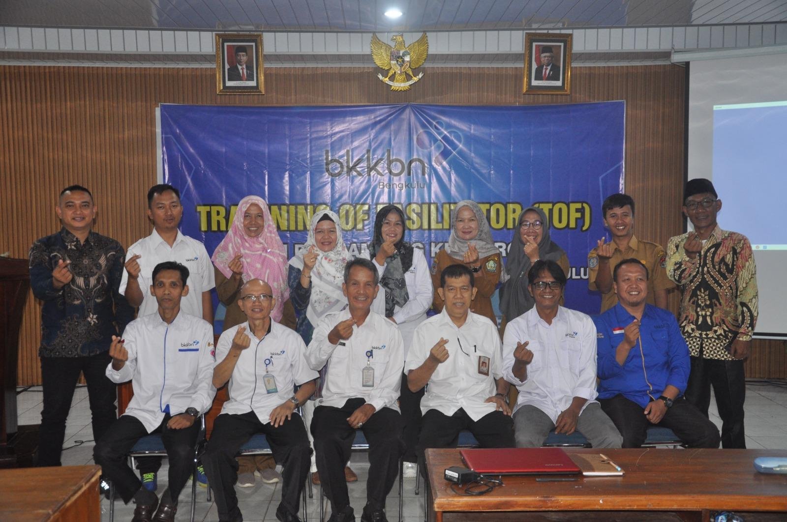 Sekretaris BKKBN Bengkulu, Nesianto (tengah) foto bersama peserta usai membuka training of trainer (TOT) tenaga fasilitator untuk pencegahan stunting baru di Bengkulu.(Foto HB/Idris)