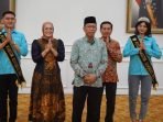 Asisten III Pemprov Bengkulu, Nandar Munadi foto bersama panitia pemilihan putera putri maritim Bengkulu 2024 usai membuka acara lomba tersebut.(Foto/Ist)