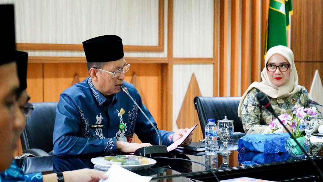 Rehab RSJK Soeprapto Bengkulu Sekda Provinsi Bengkulu, Isnan Fajri (kiri) didampingi pejabat dari Kemenko PMK saat memimpin rapat rencana rehabilitasi RSJK Soeprapto Bengkulu dan pengadaan alat kesehatan (Alkes) di rumah sakit tersebut.(Foto/Ist)