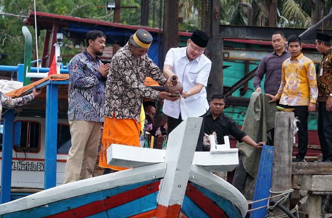 Resmikan Kapal Nelayan Gubernur Bengkulu, Rohidin Mersyah meresmikan pengoperasian kapal nelayan milik salah seorang tokoh nelayan di Pulau Baai, Kota Bengkulu,Agus Daeng Paliweng ditandai dengan menyiramkan air kendi ke haluan kapal.(Foto/Ist)