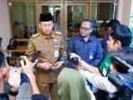 Sekda BPS Bengkulu Sekdaprov Bengkulu, Isnan Fajri didampingi Kepala BPS Bengkulu, Wan Rizal (kanan) berbicara kepada wartawan sesuai menghadiri acara Press Release.(Foto/Ist)