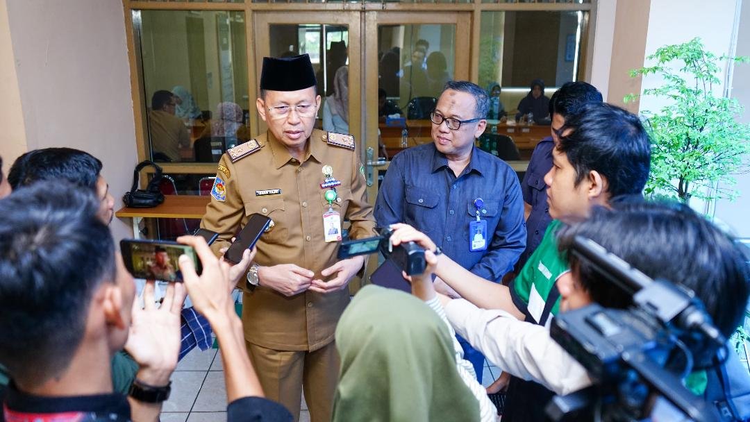 Sekda BPS Bengkulu Sekdaprov Bengkulu, Isnan Fajri didampingi Kepala BPS Bengkulu, Wan Rizal (kanan) berbicara kepada wartawan sesuai menghadiri acara Press Release.(Foto/Ist)