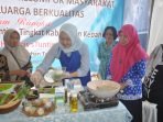Simulasi memasak makanan bergizi tinggi untuk mencegah balita terpapar stunting.(Foto HB/Idris)
