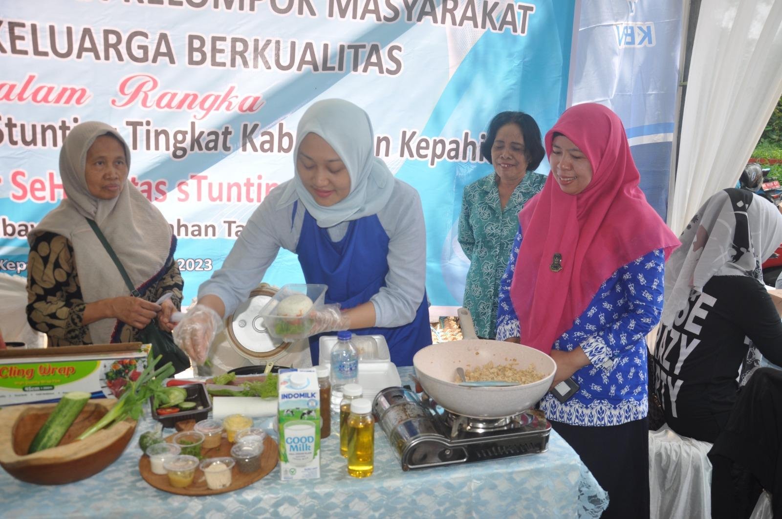 Simulasi memasak makanan bergizi tinggi untuk mencegah balita terpapar stunting.(Foto HB/Idris)