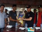 Gubernur Bengkulu, Rohidin Mersyah menyerahkan bantuan sembako dan uang tunai kepada warga korban kebakaran di Desa Takang Arah, Kecamatan Malin Deman, Kabupaten Mukomuko.(Foto/Ist)