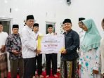 Bantuan Masjid Nurul Islam Asisten III Pemprov Bengkulu, Nandar Munadi menyerahkan bantuan dana hibah Pemprov Bengkulu melanjutkan pembangunan masjid Nurul Islam saat Safari Ramadan di Sukaraja, Seluma.(Foto/Ist)