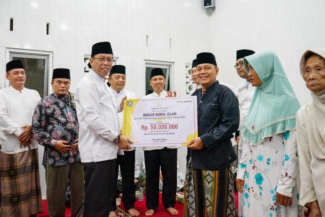 Bantuan Masjid Nurul Islam Asisten III Pemprov Bengkulu, Nandar Munadi menyerahkan bantuan dana hibah Pemprov Bengkulu melanjutkan pembangunan masjid Nurul Islam saat Safari Ramadan di Sukaraja, Seluma.(Foto/Ist)