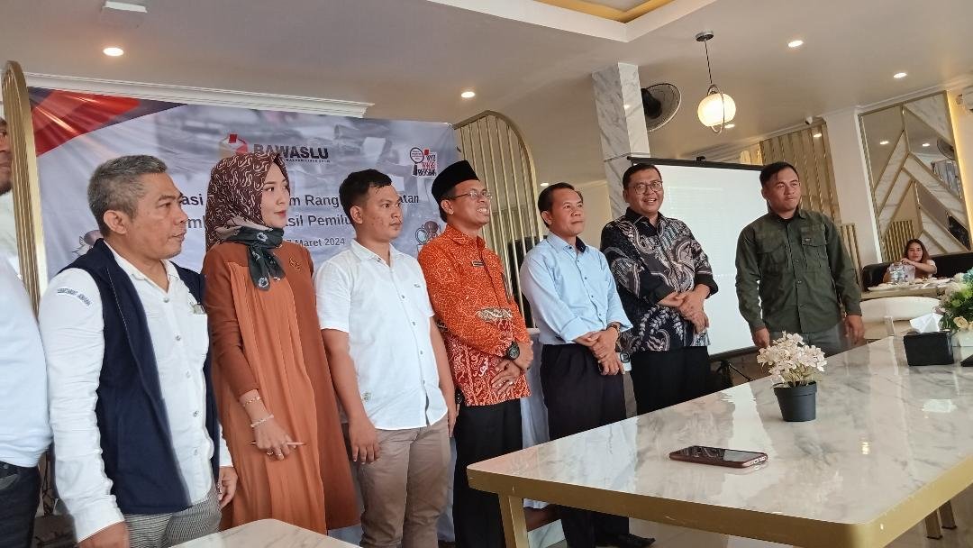 Ketua Bawaslu Provinsi Bengkulu, Fahamsyah (kedua dari kanan) foto bersama pemateri dan peserta Sosialisasi Media dalam rangka Penguatan Pemberitaan Hasil Pemilu 20024, bertempat di LS Kafe dan Resto, Rawa Makmur Kota Bengkulu.(Foto HB/Usmin)