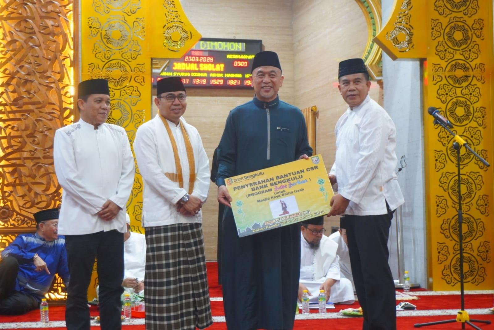 DanaCRS Bank Bengkulu Komisaris Bank Bengkulu, Supratman (paling kanan) menyerahkan bantuan dana CSR kepada Ketua Masjid Raya Baitul Izzah, Kota Bengkulu, Dani Hamdani.(Foto/Pemprov Bengkulu)