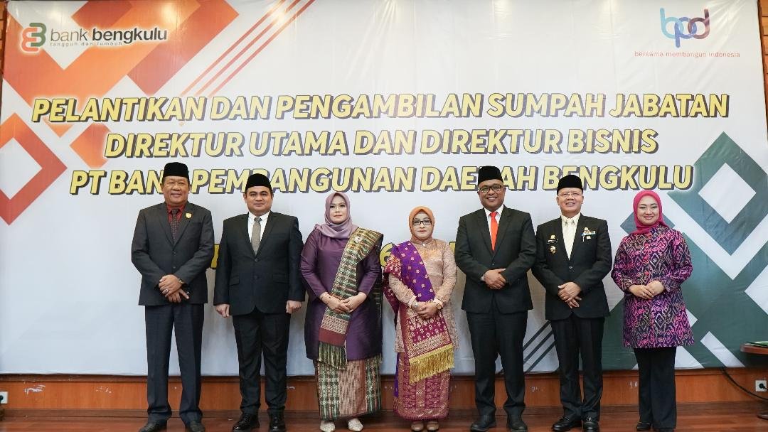 Gubernur Bengkulu, Rohidin Mersyah, dan Ketua DPRD Provinsi Bengkulu, Iksan Fajri foto Direktur Utama Bank Bengkulu, Beni Harjono dan Direktur Bisnis Bank Bengkulu, Iswahyudi.(Foto/DCS Bank Bjb)