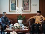 Gubernur Rohidin dan OJK Pusat Gubernur Bengkulu, Rohidin Mersyah bertemu Ketua Komisioner OJK Pusat, Mahendra Siregar di kantor OJK Jakarta, pekan ini.(Foto/Ist)