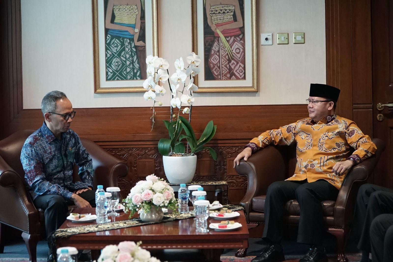 Gubernur Bengkulu, Rohidin Mersyah bertemu Ketua Komisioner OJK Pusat, Mahendra Siregar di kantor OJK Jakarta, pekan ini.(Foto/Ist)