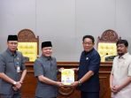Gubernur Sampaikan LPJK ke DPRD Gubernur Bengkulu Rohidin Mersyah didampingi Sekdaprov Isnan Fajri menyampaikan LKPJ tahun 2023 kepada Ketua DPRD Provinsi Bengkulu, Isnan Fajri disaksikan Wakil Ketua DPRD setempat, Suharto.(Foto/Ist)