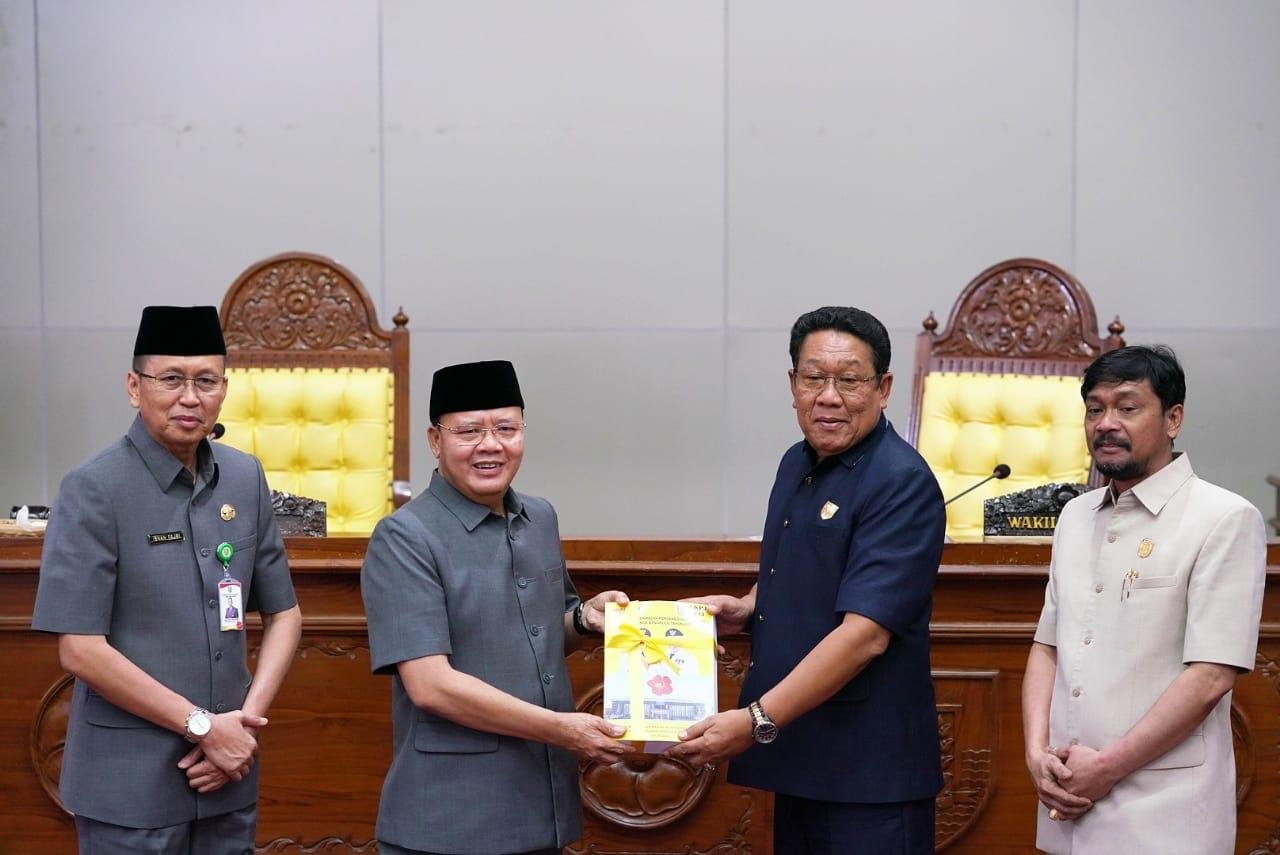 Gubernur Bengkulu Rohidin Mersyah didampingi Sekdaprov Isnan Fajri menyampaikan LKPJ tahun 2023 kepada Ketua DPRD Provinsi Bengkulu, Isnan Fajri disaksikan Wakil Ketua DPRD setempat, Suharto.(Foto/Ist)