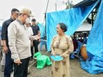 Gubernur Bengkulu,Rohidin Mersyah mengunjungi korban banjir di Kabupaten Bengkulu Tengah beberapa waktu lalu.(Foto/Ist)