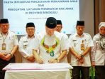 Gubernur Bengkulu Rohidin MersyahTandatangani Fakta Integritas Penguatan Layanan Hak Anak disaksikan para kepala opd terkait.(Foto/Ist)