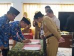 Saksikan Tandatangani Fakta Integritas Asisten I Pemprov Bengkulu, Khairil Anwar (kanan) menyaksikan pejabat eselon III dan IV di Dinas Sosial Provinsi Bengkulu menandatangani naskah pakta integritas.(Foto/Ist)