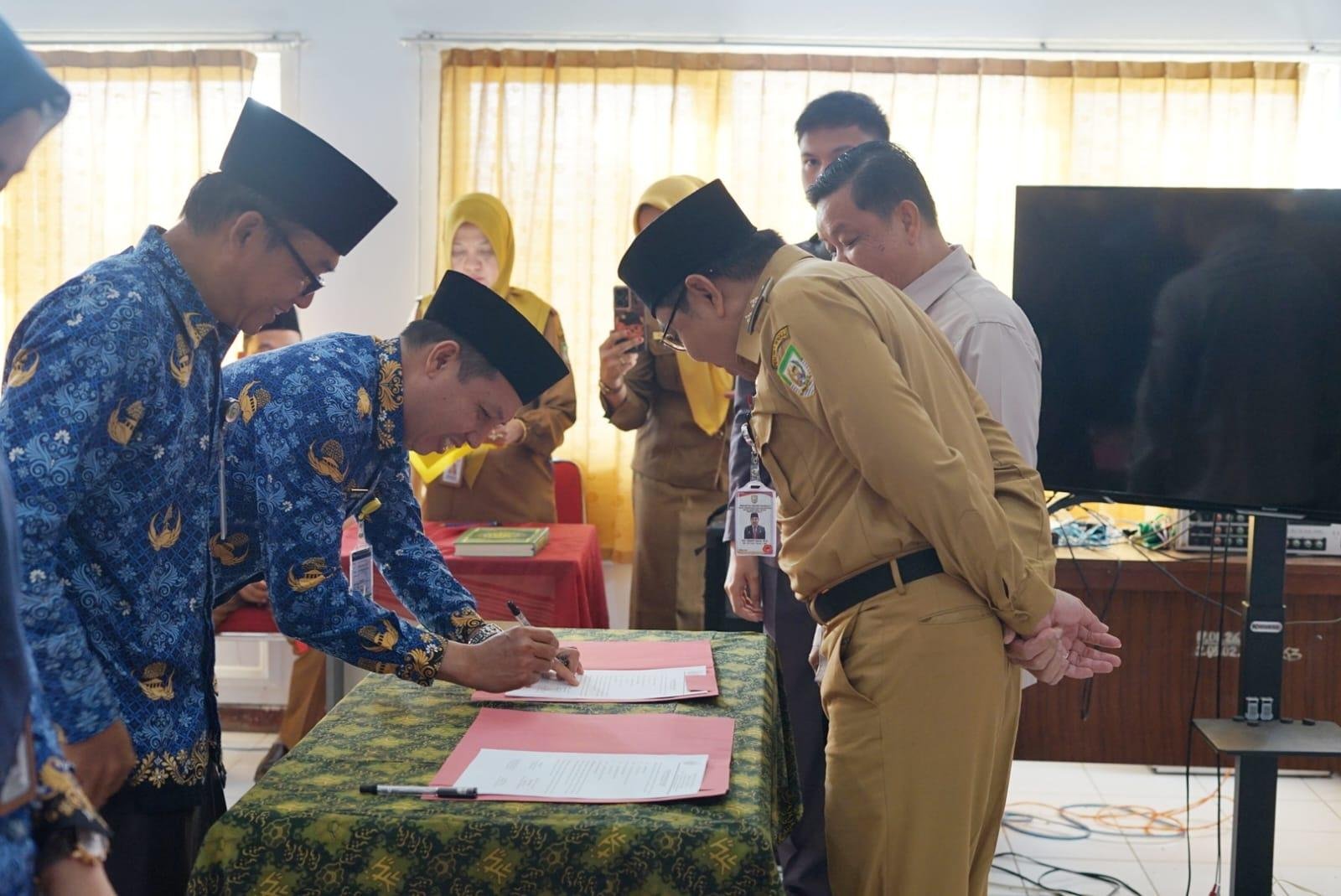 Saksikan Tandatangani Fakta Integritas Asisten I Pemprov Bengkulu, Khairil Anwar (kanan) menyaksikan pejabat eselon III dan IV di Dinas Sosial Provinsi Bengkulu menandatangani naskah pakta integritas.(Foto/Ist)