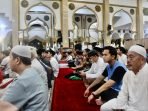 Salat Tarawih di Masjid Baitul Izzah Ribuan warga Kota Bengkulu melaksanakan salat tarawih di Masjid Baitul Izzah Padang Harapan, Kota Bengkulu, Senin malam.(Ist)