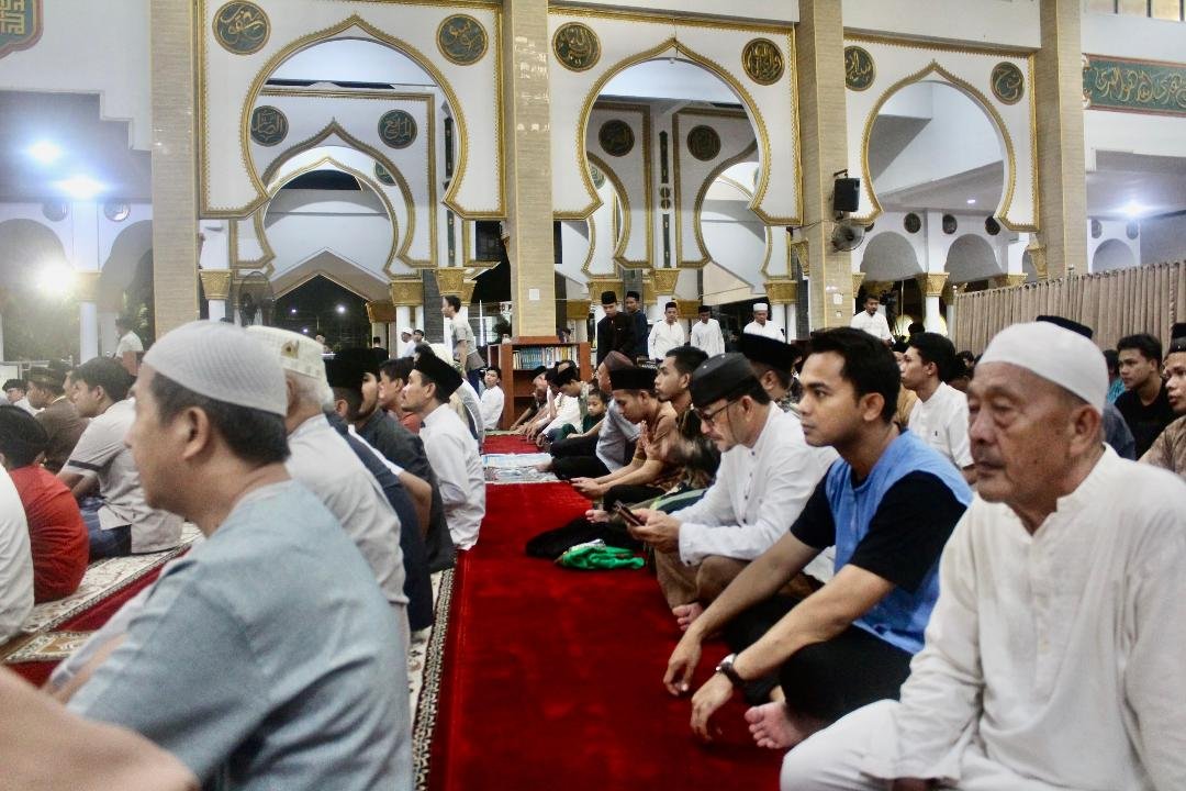 Salat Tarawih di Masjid Baitul Izzah Ribuan warga Kota Bengkulu melaksanakan salat tarawih di Masjid Baitul Izzah Padang Harapan, Kota Bengkulu, Senin malam.(Ist)
