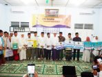 Serahkan bantuan masjdi Pino Raya Asisten I Pemprov Bengkulu atas nama Gubernur Bengkulu foto bersama usai menyerahkan bantuan dana hibah masjid di Desa Pino Raya, Kabupaten Bengkulu Selatan dalam lawatan Safari Ramadan Pemprov Bengkulu.(Foto/Ist)