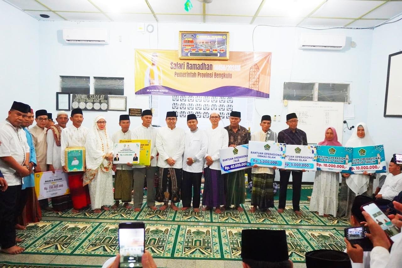 Asisten I Pemprov Bengkulu atas nama Gubernur Bengkulu foto bersama usai menyerahkan bantuan dana hibah masjid di Desa Pino Raya, Kabupaten Bengkulu Selatan dalam lawatan Safari Ramadan Pemprov Bengkulu.(Foto/Ist)
