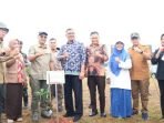 Tanam Serentak II Bupati Benteng, Heryadi Roni, Tenaga Ahli Menteri LHK, Helmi Basalama dan Kepala BPDAS Ketahun, Bengkulu foto bersama para kepala OPD lingkup Pemprov Bengkulu, Pemkab Benteng, Forkopimda dan pejabat dari instansi lainnya usai melaksanakan penanama bersama memperingati HUT Rimbawan ke-41 tahun 2024.(Foto/BPDAS Ketahun)