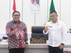 Penjabat Wali Kota Bengkulu, Arief Gunadi (kiri) foto bersama Kepala BKKBN Bengkulu, Zamhari diruang kerjanya.(Foto HB/Idris)