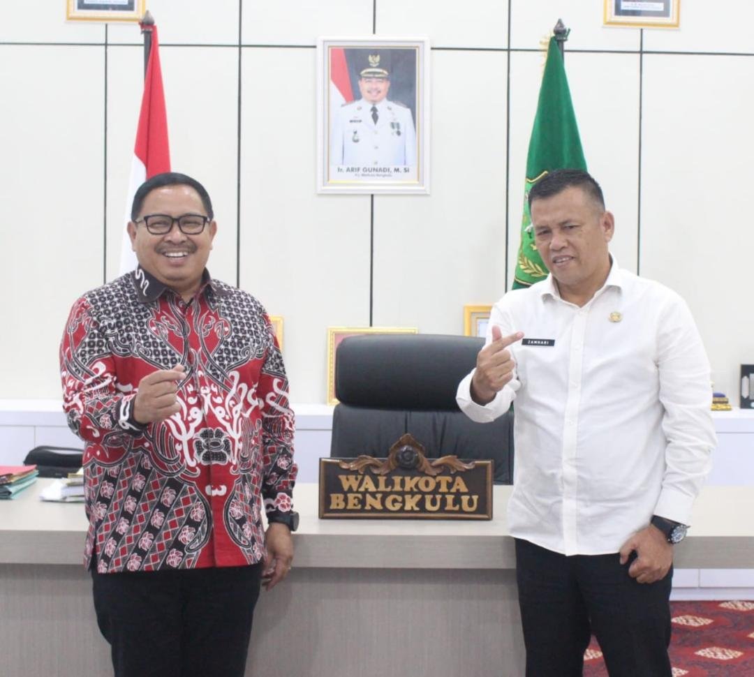 Penjabat Wali Kota Bengkulu, Arief Gunadi (kiri) foto bersama Kepala BKKBN Bengkulu, Zamhari diruang kerjanya.(Foto HB/Idris)