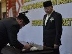 pelantikan dirut bank bengkulu Gubernur Bengkulu, Rohidin Mersyah menyaksikan penandatangan berita acara pelantikan Dirut Bank Bengkulu, Beni Harjono dan Direktur Bisnis Bank Bengkulu, Iswahyudi.(Foto/DCS Bank bjb)
