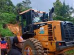 Alat berat milik Dinas PUPR Bengkulu berhasil singkirkan timbunan tanah longsor di Rimbo Pengadang, sehingga arus lalu lintas Rejang Lebong-Muara Aman, Lebong kembali terbuka pada Sabtu malam.(Foto/Pemprov Bengkulu)