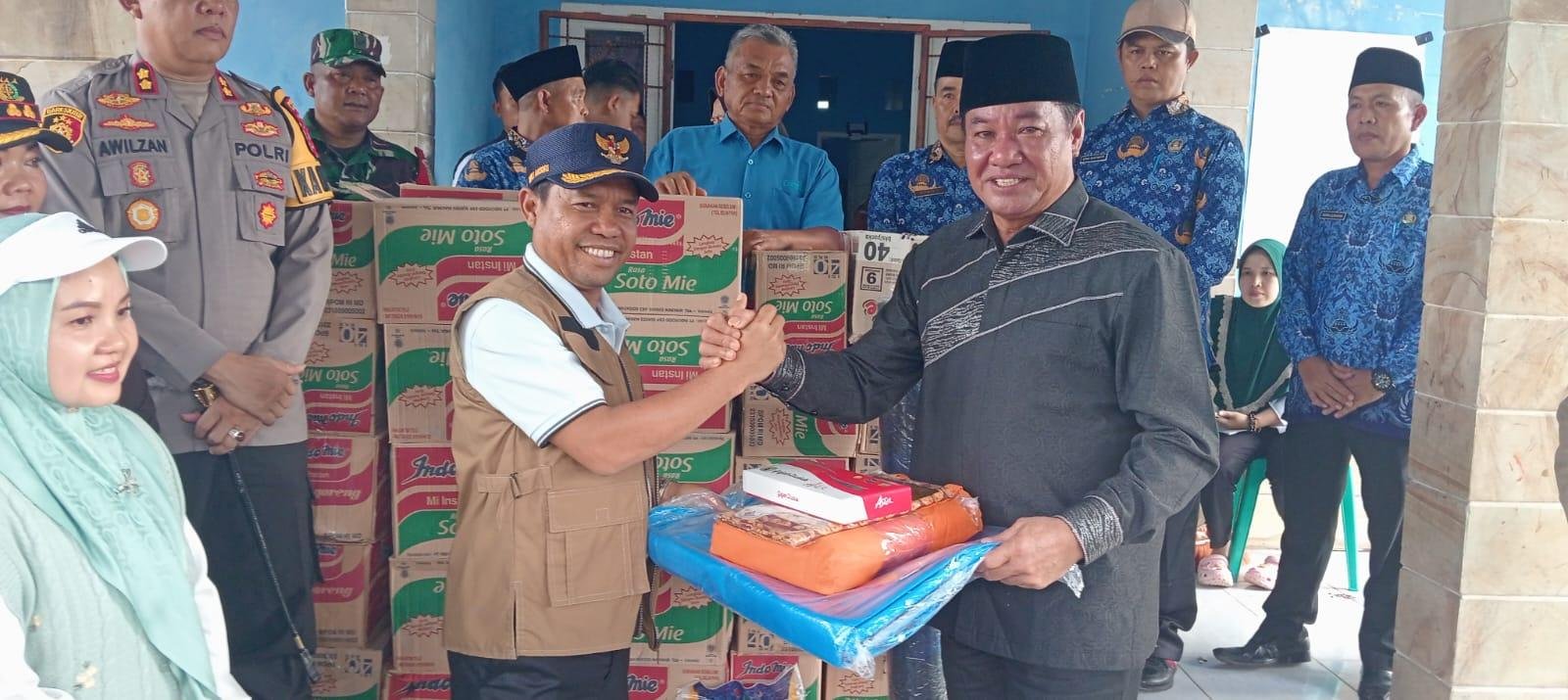 Bantuan Logistik Banjir Lebong Wakil Gubernur Bengkulu, Rosjonsyah(kanan) menyerahkan bantuan logistik, termasuk bahan sembako untuk korban banjir kepada Bupati Lebong, Kopli Ansori.(Foto/Pemprov Bengkulu)