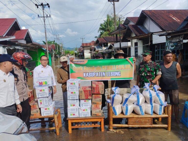 Bantuan pangan korban bajir lebong Bank Bengkulu cabang Kabupaten Lebong menyalurkan bantuan beras, air mineral dan mie instan untuk meringankan beban penderitaan para korban banjir di Lebong.(Foto/PBM)