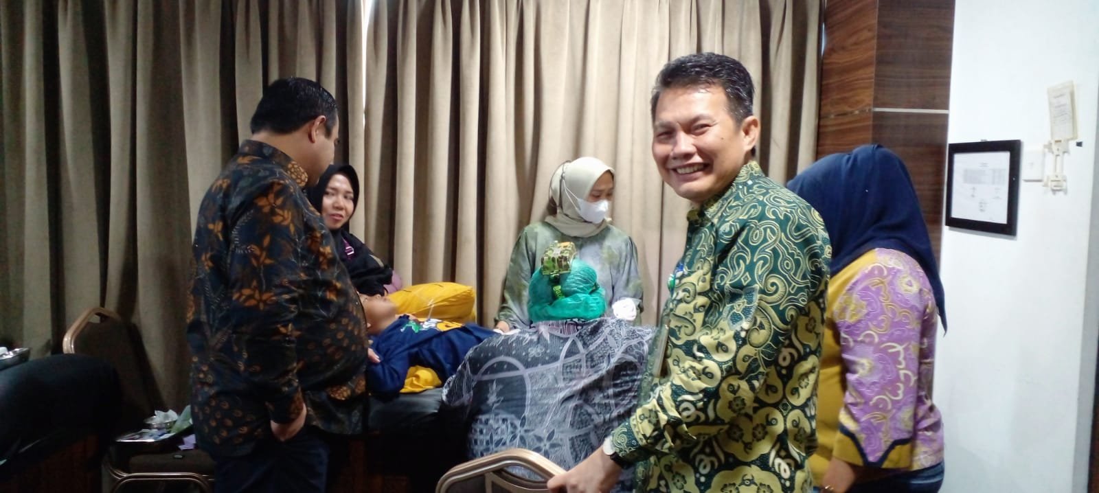 Dirut Bank Bengkulu, Beni Harjono bersama Kepala Devisi Korsek, Ro bby Wijaya menyaksikan kegiatan sunatal massal memperingati HUT ke-53 Bank Bengkulu tahun 2024.(Foto/Bank Bengkulu)