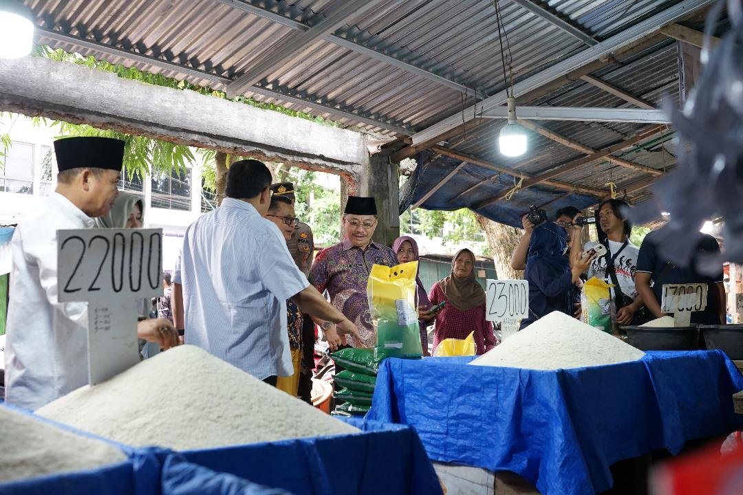 Asisten II Pemprov Bengkulu,Raden Muhammad Deny dan Pj Wali Kota Bengkulu, Arief Gunadi mengecek harga beras di Pasar Panorama Kota Bengkulu.(Foto/Pemprov Bengkulu)