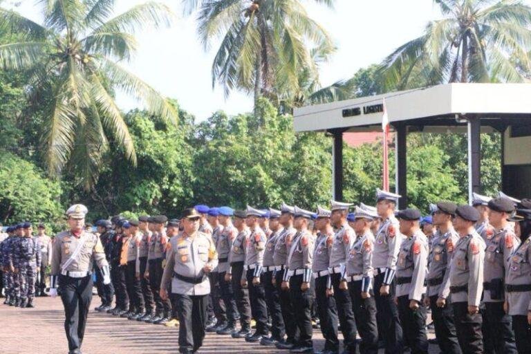 Kapolda Bengkulu, Irjen Pol Armed Wijaya melakukan pemeriksaan pasukkan pada acara gelar apel pasukan Operasi Ketupat Nala 2024 di Mapolda Bengkulu.(Foto/Ist)