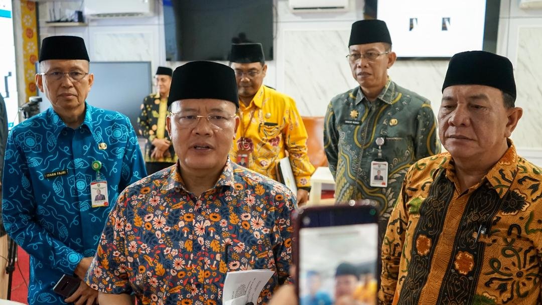 LKDP 2023 Daring Gubernur Bengkulu, Rohidin Mersyah didampingi beberapa kepala OPD dilingkup Pemprov Bengkulu melaporkan LKPD tahun 2023 kepada BPK setempat secara daring.(Foto/Pemprov Bengkulu)