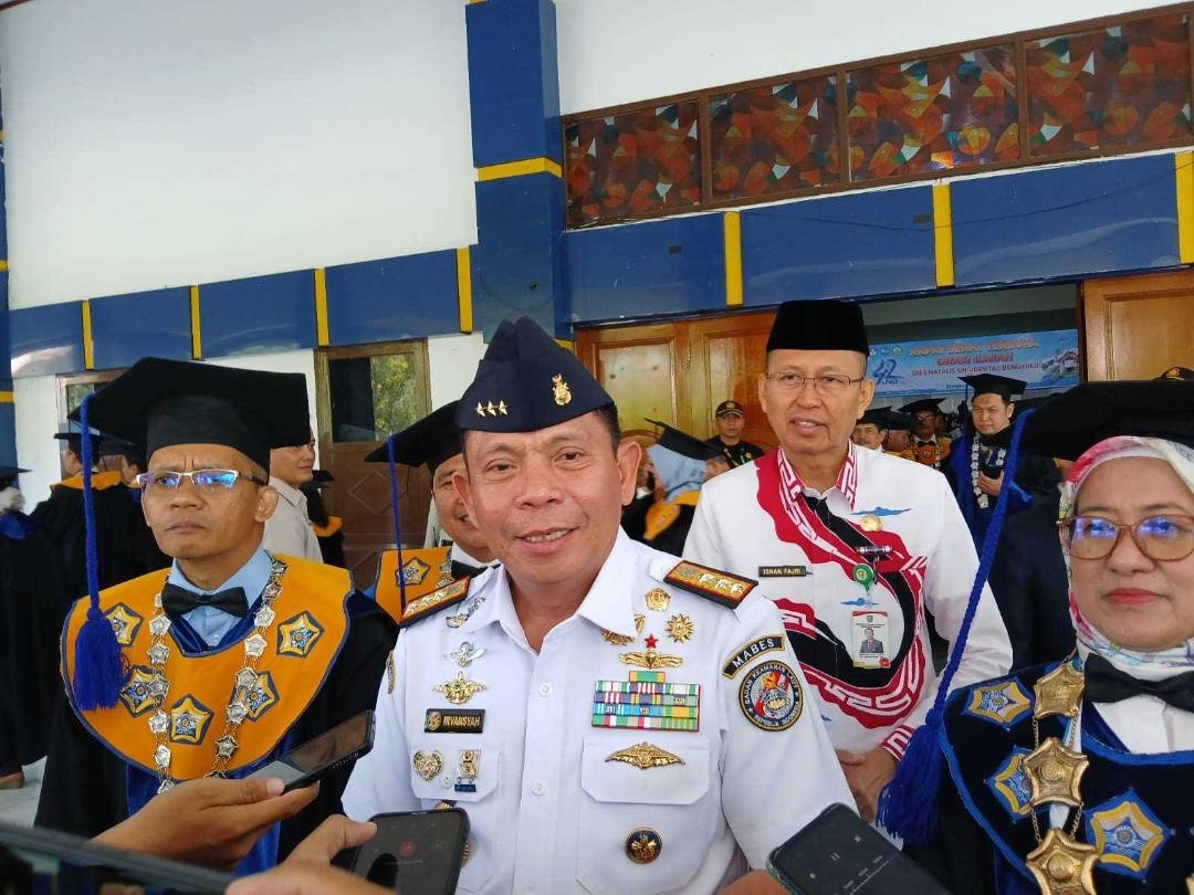 Kepala Bakamla RI, Laksamana Madya TNI Irvansyah didampingi Rektor Unib, Retno Agustina Ekaputri dan Sekdaprov Bengkulu, Isnan Fajri saat memberikan keterangan pers kepada wartawan usai menghadiri Dies Natalis Unib ke-42 tahun 2024.(Foto HB/Usmin)