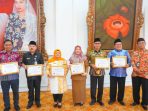 Sejumlah Kepala OPD dilingkup Pemprov Bengkulu mendapat penghargaan dari Ombudsman atas layanan publik yang mereka berikan kepada masyarakat.(Foto/Pemprov Bengkulu)
