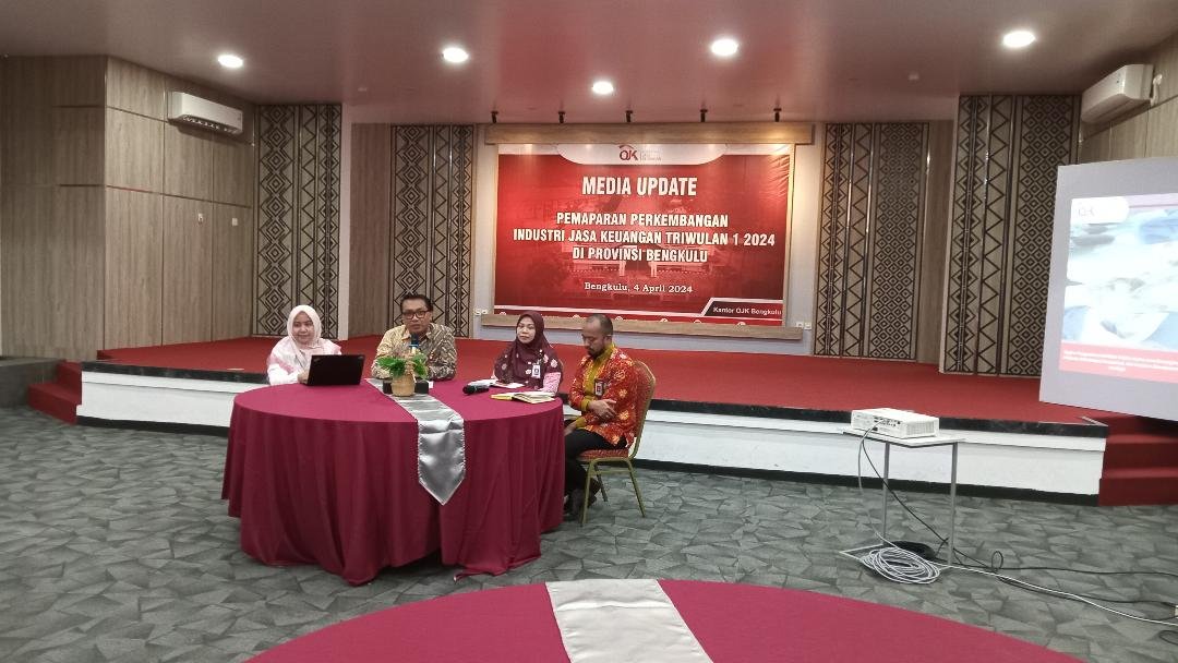 Kepala OJK Bengkulu, Tito Adji Siswantoro (dua dari kiri) memberikan keterang pada acara Media Update Penyampian Perkembangan Kembaga Keuangan Kuartal I tahun 2024 di Bengkulu.(Foto/Usmin)