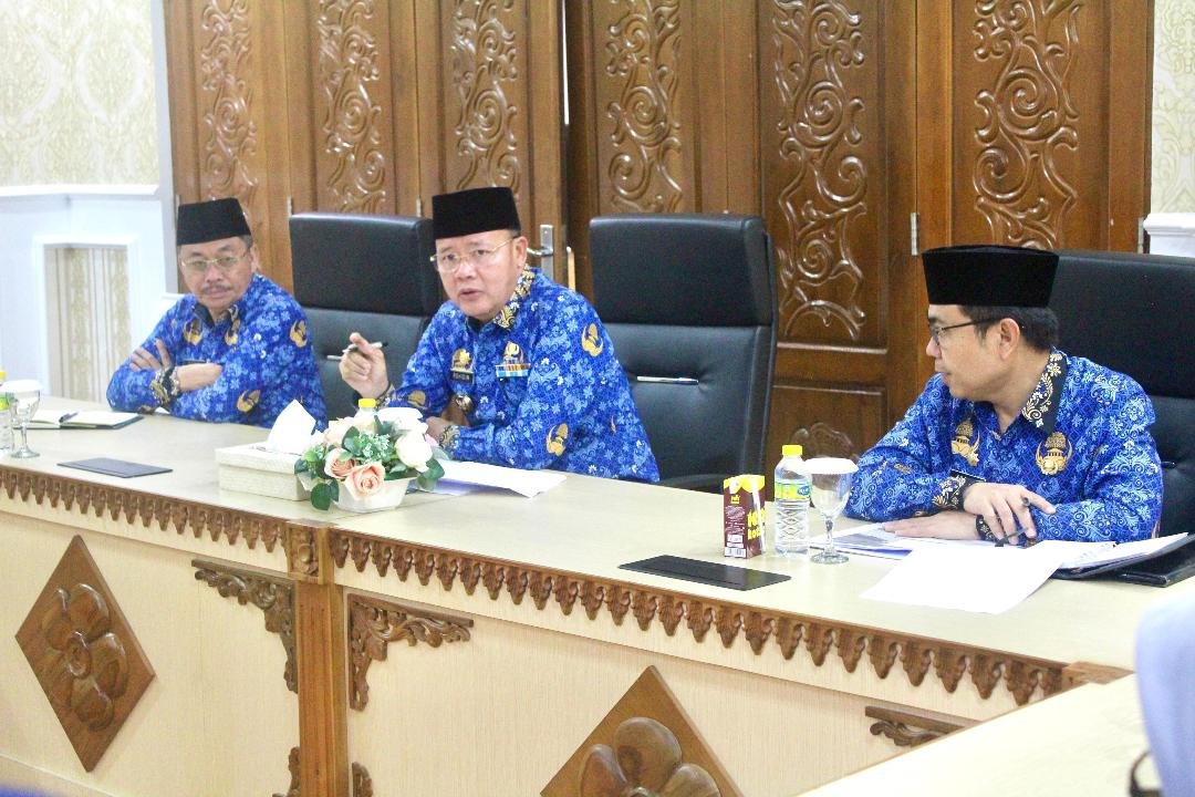 Gubernur Bengkulu, Rohidin Mersyah pimpin rapat koordinasi dengan Dinas Pariwista Bengkulu persiapan pembangunan auning pedagang di Pantai Panjang, Kota Bengkulu.(Foto/Pemprov Bengkulu)